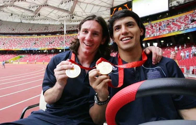 জাতীয় দলের জার্সিতেও ছিলেন নির্ভরতার প্রতীক। মেসির ছায়ায় থেকেও নিজের দক্ষতায় অনেক গোল উপহার দিয়েছেন। অবশেষে ২০২১ সালে কোপা আমেরিকা জিতে স্বপ্ন পূরণ করেন দেশের হয়ে।