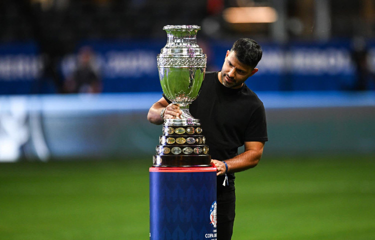 সিটির হয়ে ১০ বছর খেলেছেন। ক্লাবটির সর্বোচ্চ গোলদাতা তিনি (২৬০ গোল)। জিতেছেন ৫টি প্রিমিয়ার লিগ শিরোপা সহ অসংখ্য ট্রফি। কিংবদন্তি বনে যান ‘এতিহাদ’-এর হৃদয়ে।