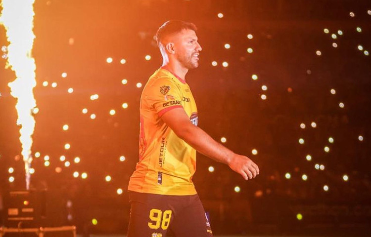 ২০১১ সালে যোগ দেন ম্যানচেস্টার সিটি-তে। এরপর ইতিহাস। ২০১২ সালে কিউইউপিআরের বিপক্ষে অতিরিক্ত সময়ের সেই কিংবদন্তি গোল ছিল প্রিমিয়ার লিগের ইতিহাসের সবচেয়ে নাটকীয় মুহূর্তগুলোর একটি।