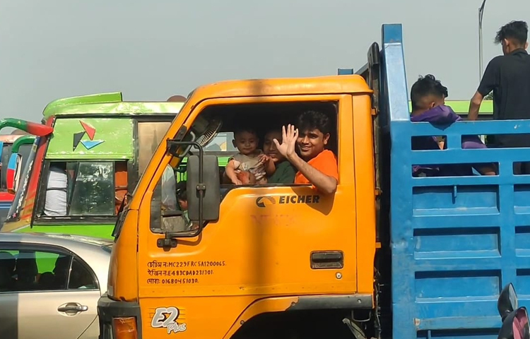 টোল আদায় হয়েছে ৪ কোটি ৮৯ লাখ ৯৪ হাজার ৭০০ টাকা। ৯ এপ্রিল পদ্মা সেতুতে টোল আদায়ের এই নতুন রেকর্ড তৈরি হয়। ছবি: আরাফাত রায়হান সাকিব