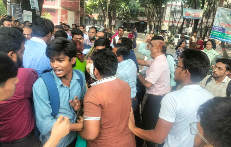 একই সময়ে কবি নজরুল সরকারি কলেজ ও শহীদ সোহরাওয়ার্দী কলেজের শিক্ষার্থীরাও শিক্ষা ভবনের পথে রওনা দেন। অন্যদিকে সরকারি তিতুমীর কলেজ, মিরপুর বাংলা কলেজ ও বাঙলা কলেজের শিক্ষার্থীরাও নিজ নিজ অবস্থান থেকে পদযাত্রায় যোগ দিতে বের হয়েছেন।