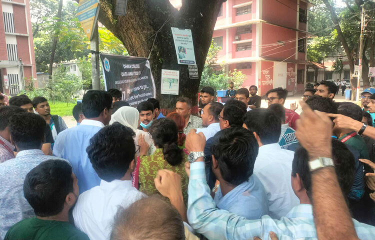 শিক্ষার্থীরা জানান, সরকারঘোষিত প্রস্তাবিত বিশ্ববিদ্যালয় আইন দ্রুত বাস্তবায়নের কোনো সুনির্দিষ্ট রোডম্যাপ না থাকায় তারা চরম অনিশ্চয়তায় রয়েছেন।