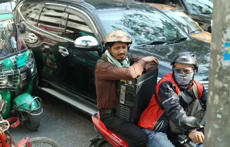 বিক্ষোভের কারণে বেড়েছে যানজট। ভোগান্তিতে পরেছেন ওই পথে যাতায়াতকারীরা।