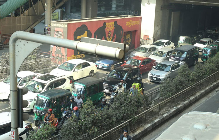 এর আগে গত ৬ ডিসেম্বর রাতে তেজগাঁও কলেজের একদল শিক্ষার্থীর সঙ্গে স্থানীয় বহিরাগত একটি গ্রুপের সংঘর্ষের ঘটনা ঘটে। তখন মাথায় গুরুতর আঘাত পান সাকিবুল হাসান রানা। পরে তাকে প্রশান্তি হাসপাতালে ভর্তি করা হয়।