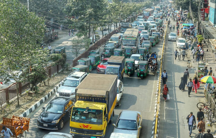 বিক্ষোভকারী শিক্ষার্থীরা জানান, তেজগাঁও কলেজের ছাত্রাবাসে ৬ ডিসেম্বর মাদক সেবনকে কেন্দ্র করে ছাত্রদলের দুই গ্রুপের সংঘর্ষে তিন শিক্ষার্থী আহত হন। তাদের মধ্যে উচ্চ মাধ্যমিকের বিজ্ঞান বিভাগের ছাত্র সাকিবুল হাসান রানা চারদিন আইসিইউতে চিকিৎসাধীন ছিলেন। ১০ ডিসেম্বর দুপুর সাড়ে ১২টায় তার মৃত্যু হয়।