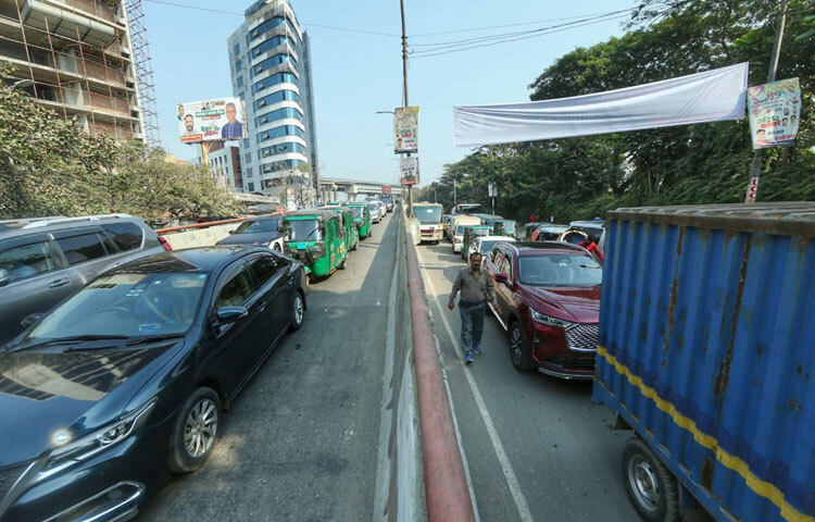 পুলিশ কমিশনার অনীশ কীর্ত্তনীয়া বলেন, সকাল সাড়ে ১০টায় তেজগাঁও কলেজের শিক্ষার্থীরা ফার্মগেট মোড় অবরোধ করেন। এতে আশপাশের সড়কে ব্যাপক যানজটের সৃষ্টি হয়েছে। আমরা ডাইভারশন দিয়ে যান চলাচল নিয়ন্ত্রণের চেষ্টা করছি।