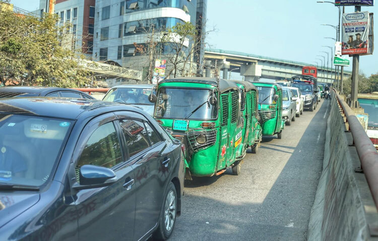সাকিবুল হাসান রানা শিক্ষাপ্রতিষ্ঠানটির উচ্চ মাধ্যমিক বিজ্ঞান বিভাগের দ্বিতীয় বর্ষের শিক্ষার্থী ছিলেন। বুধবার দুপুরে চিকিৎসাধীন অবস্থায় তিনি মারা যান। তবে তার মরদেহ ময়নাতদন্ত ছাড়াই গ্রামের বাড়ি গাজীপুরের শ্রীপুরে নিয়ে যায় পরিবার।