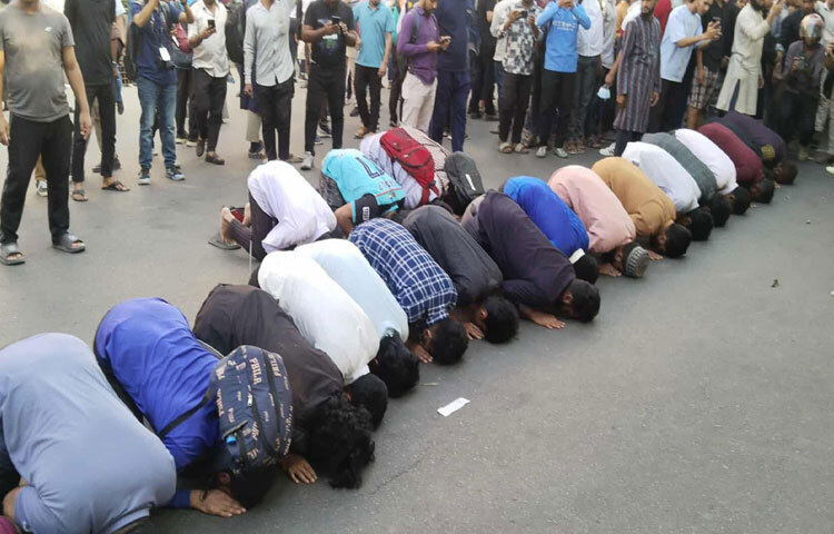 জুলাই গণঅভ্যুত্থানে মানবতাবিরোধী অপরাধের মামলায় শেখ হাসিনাকে মৃত্যুদণ্ডের সাজা দিয়ে রায় ঘোষণা করেছেন আন্তর্জাতিক অপরাধ ট্রাইব্যুনাল। এই রায়ের খবরের পরই ধানমন্ডি ৩২ নম্বরে সেজদায় লুটিয়ে পড়েন ছাত্র-জনতা। ছবি: ইয়াসির আরাফাত