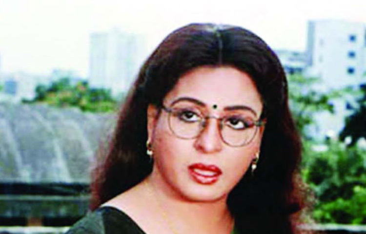 ১৯৬৭ সালে চলচ্চিত্রজগতে পা রাখেন গুণী এই অভিনেত্রী। ‘চকোরী’ সিনেমায় নায়িকা হিসেবে অভিষেক হলেও তার অভিনয়ে ছিল পরিণত ও আত্মবিশ্বাসী উপস্থিতি।