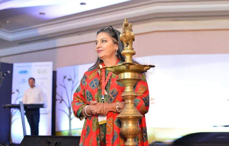 শাবানা আজমি পরিবারে অত্যন্ত নিবেদিত। তিনি সমাজ ও শিল্পের প্রতি যে দায়িত্ববোধ দেখান, তা তার ব্যক্তিগত জীবনেও প্রতিফলিত হয়। তিনি মুম্বাইয়ে বসবাস করছেন এবং থিয়েটার ও শিক্ষার মাধ্যমে নতুন প্রজন্মকে অনুপ্রাণিত করছেন।