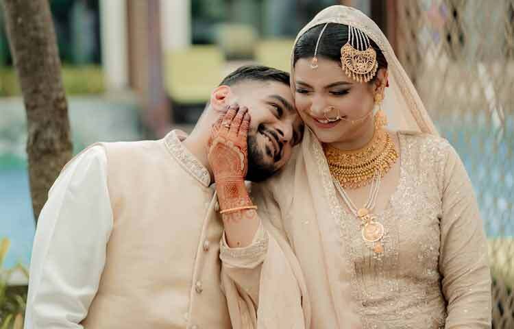 শবনম ফারিয়া: ২০২৫ এর ১৯ সেপ্টেম্বর রাজধানীর মাদানী অ্যাভিনিউয়ের একটি মসজিদে তানজিম তৈয়বকে বিয়ে করেন অভিনেত্রী শবনম ফারিয়া। ঘরোয়া আয়োজনে আকদ সম্পন্ন হলেও সামাজিক যোগাযোগমাধ্যমে ছবি ছড়িয়ে পড়ার পর বিষয়টি ব্যাপক আলোচনায় আসে।