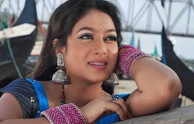 প্রখ্যাত নির্মাতা এহতেশাম তার নাম বদলে রাখেন শাবনূর। এই নামেই তিনি সিনেমাজগতে উজ্জ্বল নক্ষত্র হয়ে আলো ছড়িয়েছেন তিনি।