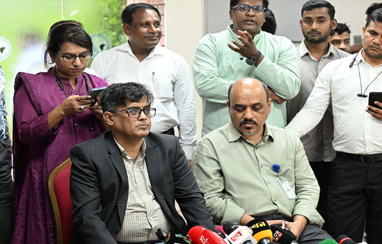 ঢাকায় ফরেন সার্ভিস একাডেমিতে উপদেষ্টা পরিষদের সভা শেষে সাংবাদিকদের ব্রিফ করেন প্রধান উপদেষ্টার প্রেস সচিব মোহাম্মদ শফিকুল আলম। ছবি: পিআইডি