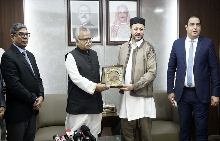 আজ মন্ত্রণালয়ের সম্মেলন কক্ষে প্রবাসী কল্যাণ ও বৈদেশিক কর্মসংস্থান প্রতিমন্ত্রী শফিকুর রহমান চৌধুরীর সঙ্গে সাক্ষাৎ করেছেন লিবিয়ার রাষ্ট্রদূত আব্দুল মুতালিব এস এম সুলিমান। ছবি: পিআইডি