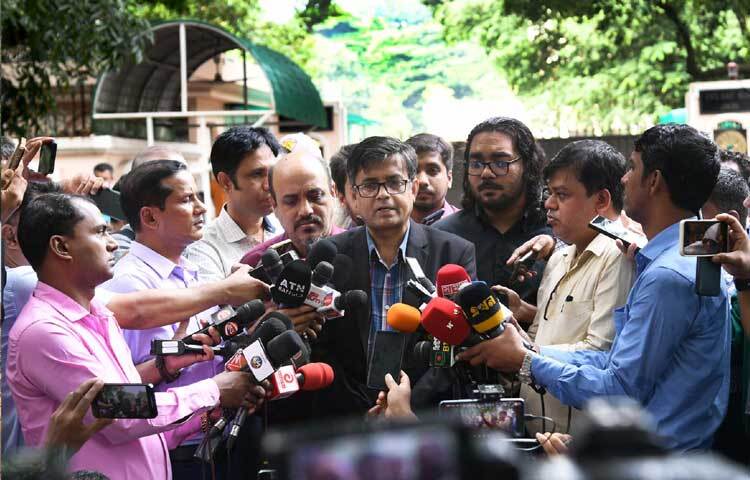 ঢাকায় রাষ্ট্রীয় অতিথি ভবন যমুনায় সমসাময়িক বিষয়ে সাংবাদিকদের ব্রিফ করেন প্রধান উপদেষ্টার প্রেস সচিব শফিকুল আলম। ছবি: পিআইডি