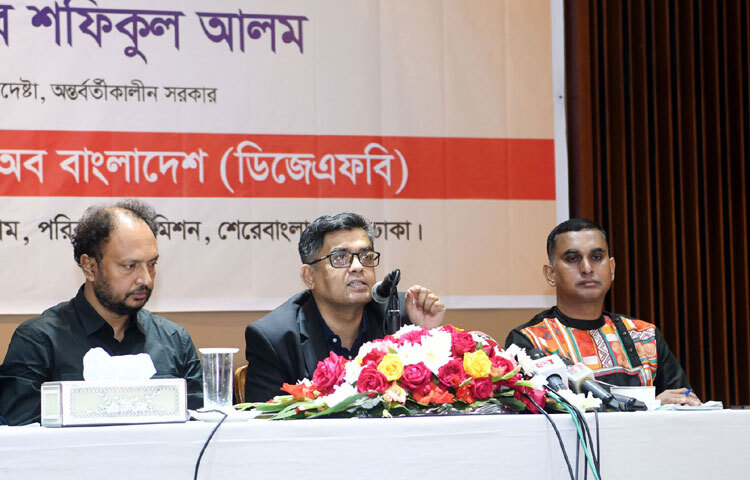 ঢাকায় এনইসি অডিটোরিয়ামে ‘ডিজেএফবি টক’ এ বক্তৃতা করেন প্রধান উপদেষ্টার প্রেস সচিব মোহাম্মদ শফিকুল আলম। ছবি: পিআইডি