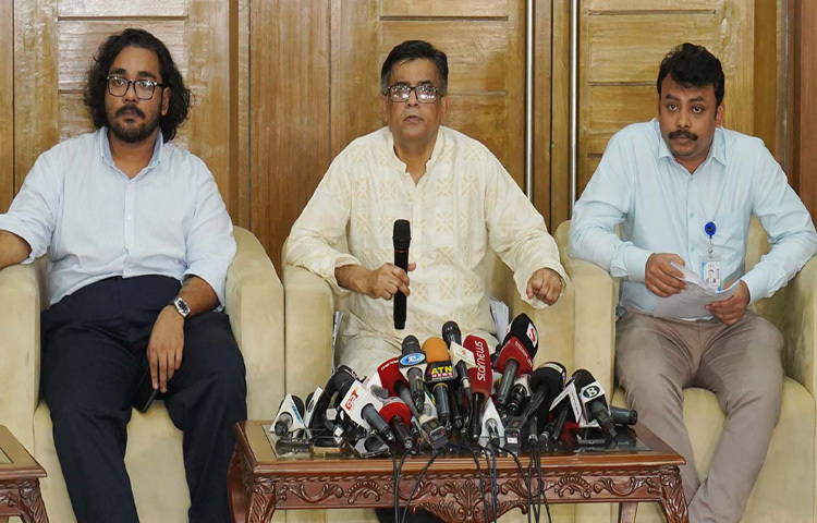 ঢাকায় ফরেন সার্ভিস একাডেমিতে সমসাময়িক বিষয়ে সাংবাদিকদের ব্রিফ করেন প্রধান উপদেষ্টার প্রেস সচিব মোহাম্মদ শফিকুল আলম। ছবি: পিআইডি