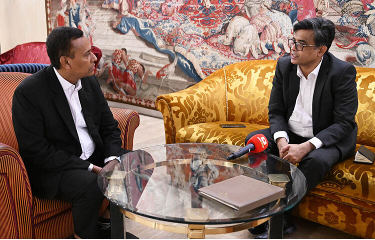 ইতালির রোমে একটি হোটেলে প্রধান উপদেষ্টার সফর বিষয়ে ব্রিফ করেন প্রধান উপদেষ্টার প্রেস সচিব মোহাম্মদ শফিকুল আলম। ছবি: পিআইডি