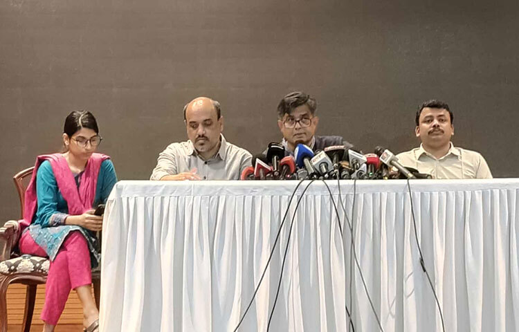 পাইলটের উড্ডয়ন ত্রুটির কারণে রাজধানীর উত্তরার মাইলস্টোন স্কুল অ্যান্ড কলেজ ক্যাম্পাসে বিমানবাহিনীর প্রশিক্ষণ যুদ্ধবিমান বিধ্বস্তের ঘটনা ঘটে বলে জানিয়েছেন প্রধান উপদেষ্টার প্রেস সচিব শফিকুল আলম।