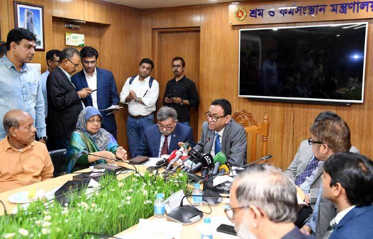 শ্রম ও কর্মসংস্থান মন্ত্রণালয়ের সচিব এ এইচ এম সফিকুজ্জামান মন্ত্রণালয়ের সভাকক্ষে ইউএসএ-এর প্রতিনিধিদলের সাথে সভা শেষে সাংবাদিকদের ব্রিফ করেন। ছবি: পিআইডি