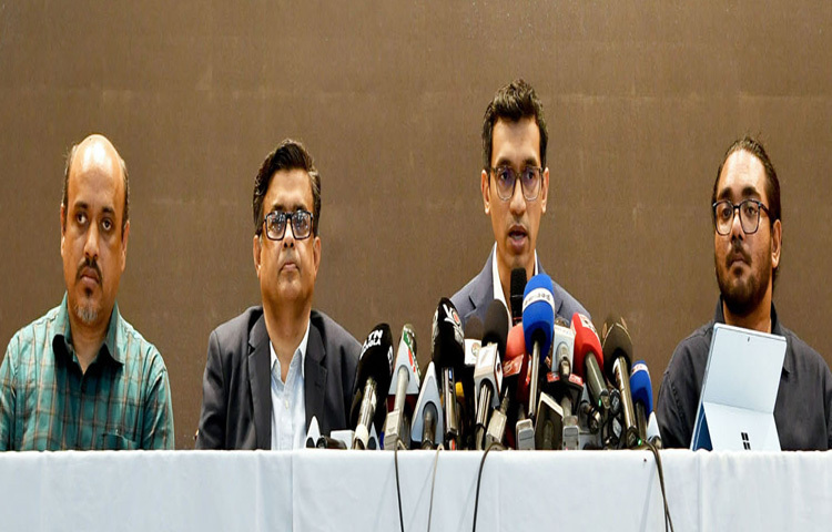 বাংলাদেশ বিনিয়োগ উন্নয়ন কর্তৃপক্ষের নির্বাহী চেয়ারম্যান চৌধুরী আশিক মাহমুদ বিন হারুন আজ ঢাকায় ফরেন সার্ভিস একাডেমিতে ‘বাংলাদেশ বিনিয়োগ সম্মেলন-২০২৫’ বিষয়ে সাংবাদিকদের ব্রিফ করেন। এসময় প্রধান উপদেষ্টার প্রেস সচিব মোহাম্মদ শফিকুল আলম উপস্থিত ছিলেন। ছবি: পিআইডি