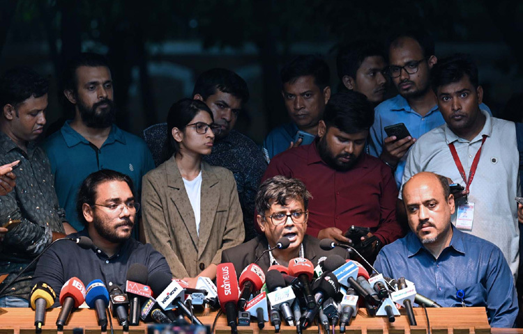 ঢাকায় রাষ্ট্রীয় অতিথি ভবন যমুনায় প্রধান উপদেষ্টা প্রফেসর মুহাম্মদ ইউনূসের সঙ্গে বিভিন্ন রাজনৈতিক দলের বৈঠকের বিষয়ে সাংবাদিকদের ব্রিফ করেন প্রেস সচিব মোহাম্মদ শফিকুল আলম। ছবি: পিআইডি