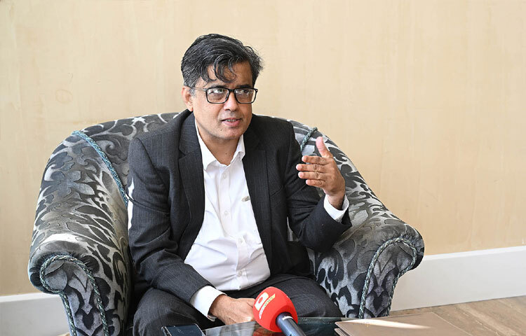 প্রধান উপদেষ্টার প্রেস সচিব মোহাম্মদ শফিকুল আলম ইতালির রোমে একটি হোটেলে প্রধান উপদেষ্টার সফর বিষয়ে ব্রিফ করেন। ছবি: পিআইডি