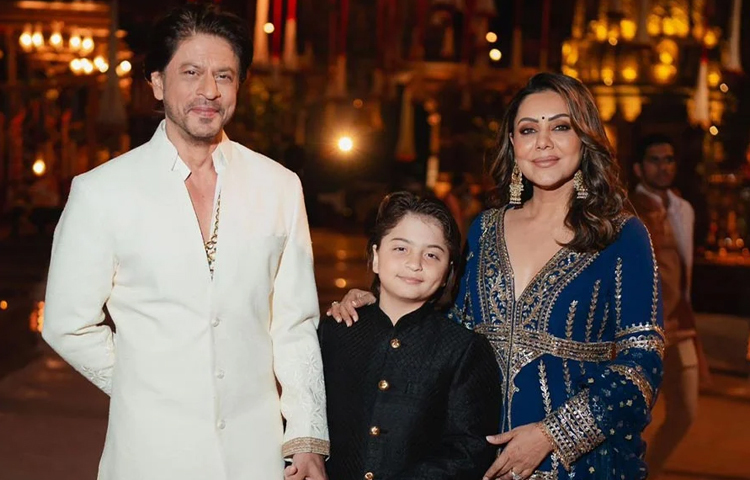 সাদা পাঠান স্যুটে দারুণ লাগছিল শাহরুখ খানকে। আর আনারকলি সালোয়ার স্যুটে আলো ছড়াচ্ছিলেন গৌরী খান। সঙ্গে কালো পোশাকে ছিলেন ছোট ছেলে আব্রাম খান। ছবি: সংগৃহীত