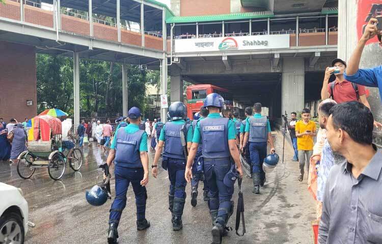 রাজধানীর শাহবাগ মোড়ে সতর্ক অবস্থানে রয়েছে পুলিশ। ছবি: রায়হান আহমেদ