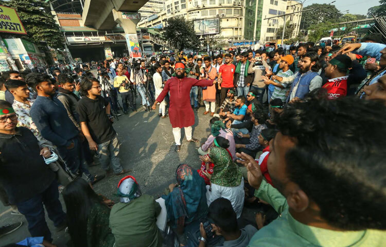 ইনকিলাব মঞ্চের মুখপাত্র ও ঢাকা–৮ আসনের সম্ভাব্য স্বতন্ত্র প্রার্থী ওসমান হাদির ওপর হামলার প্রতিবাদে স্বরাষ্ট্র মন্ত্রণালয়ের উপদেষ্টার পদত্যাগ দাবি করে শাহবাগ মোড়ে অবরোধ করেছেন ছাত্র শক্তি। ছবি: মাহবুব আলম