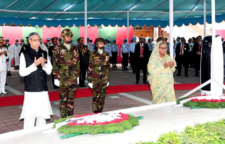 জাতির পিতা বঙ্গবন্ধু শেখ মুজিবুর রহমানের ১০৪তম জন্মবার্ষিকী ও জাতীয় শিশু দিবস উদযাপন উপলক্ষ্যে রাষ্ট্রপতি মো. সাহাবুদ্দিন ও প্রধানমন্ত্রী শেখ হাসিনা গোপালগঞ্জের টুঙ্গিপাড়ায় বঙ্গবন্ধু সমাধিসৌধে পুষ্পস্তবক অর্পণ শেষে মোনাজাতে অংশ নেন। ছবি: পিআইডি