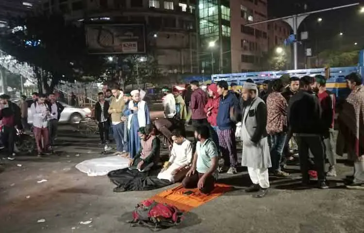 শাহবাগ মোড় অবরোধ করে বিক্ষোভ করছে ছাত্র-জনতা। তবে রাতের তুলনায় লোক সংখ্যা অনেক কম। এছাড়া শাহবাগ মোড়ে মাইকে আজান দিয়ে ফজরের নামাজ আদায় করতে দেখা গেছে।