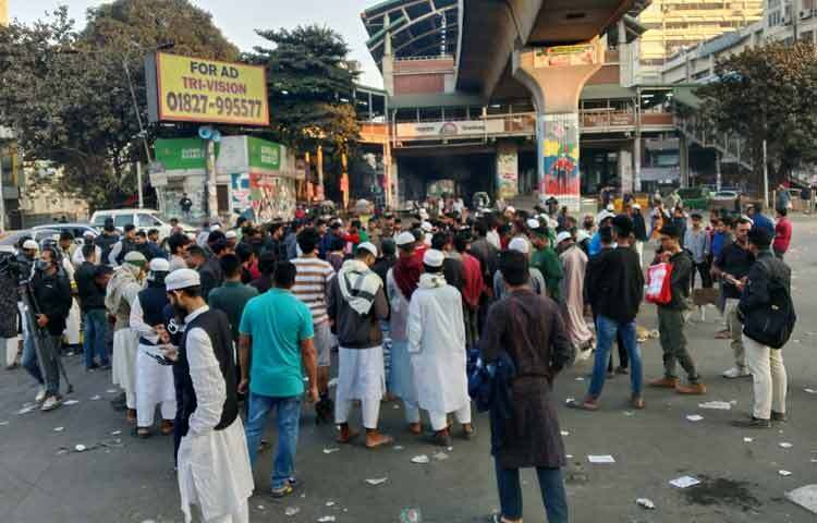এর আগে, ঢাকা বিশ্ববিদ্যালয় কেন্দ্রীয় ছাত্র সংসদের (ডাকসু) নেতৃত্বে বিশ্ববিদ্যালয়ের উপাচার্য চত্বর ও রাজু ভাস্কর্যে জড়ো হন শিক্ষার্থীরা।