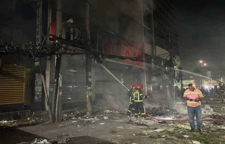 এদিকে রাত সাড়ে ১১টার দিকে দৈনিক প্রথম আলো ও ডেইলি স্টার ভবনে ভাঙচুর ও আগুন ধরিয়ে দেয় বিক্ষুব্ধ জনতা।