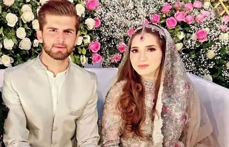 শাহীন শাহ আফরিদি: তরুণ পেস সেনসেশন শাহীন শাহ আফরিদি শুধু বলের গতিতেই নয়, প্রেমের ক্ষেত্রেও দেখিয়েছেন পরিপক্কতা। তিনি বিয়ে করেছেন কিংবদন্তি শাহিদ আফ্রিদির মেয়ে হিনা আফরিদিকে।