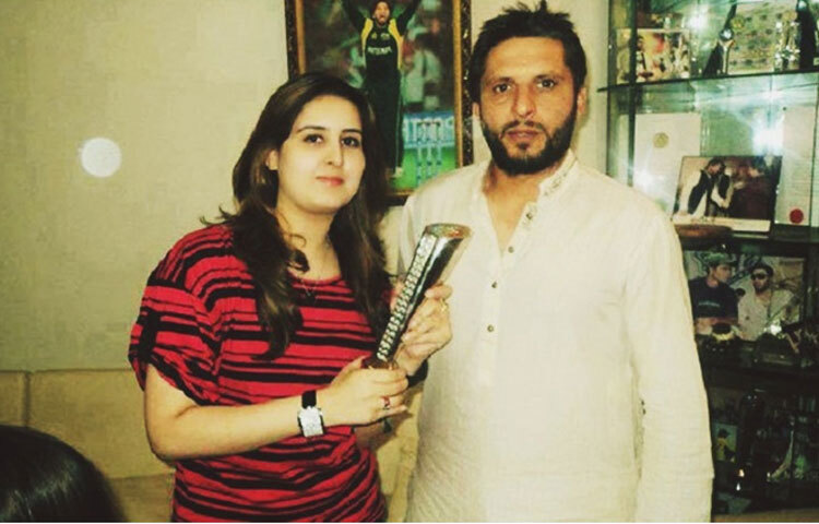 শাহিদ আফ্রিদি: ‘বুম বুম’ আফ্রিদি যেমন মাঠে আগুন ঝরিয়েছেন, তেমনি ব্যক্তিজীবনে ছিলেন শান্ত ও পারিবারিক মানুষ। তার স্ত্রী নাতাশা হুসাইন (কিছু সূত্রে নাদিয়া আফ্রিদি নামে পরিচিত) সবসময় মিডিয়া এড়িয়ে চলেন।