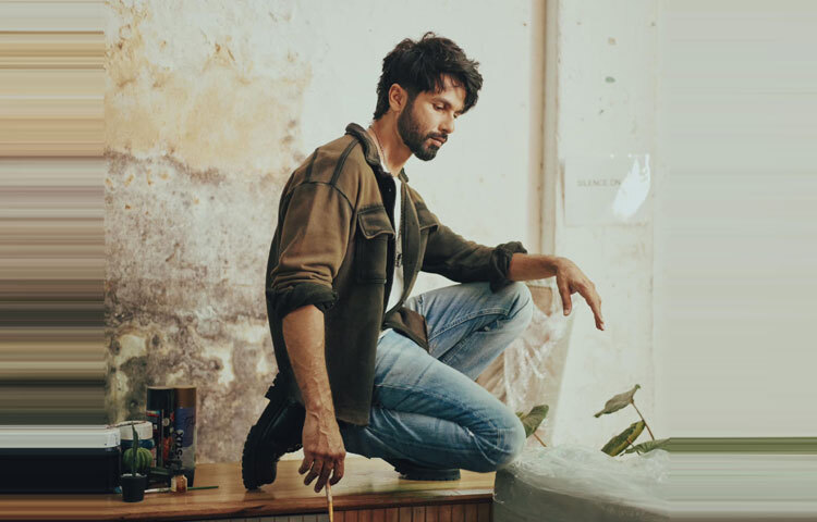 ১০ বছর বয়সে অভিনেতা তার মায়ের সঙ্গে মুম্বাই চলে আসেন। সেখানে তিনি একটি ড্যান্স অ্যাকাডেমিতে যোগ দেন।