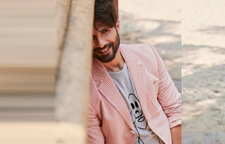 ২০০৩ সালে ‘ইশক ভিশক’ নামে একটি রোমান্টিক কমেডি ছবিতে প্রথম প্রধান ভূমিকায় অভিনয় করেন তিনি। এই ছবিতে অভিনয় করে ফিল্মফেয়ার শ্রেষ্ঠ নবাগত পুরুষের পুরস্কার পান শাহিদ কাপুর।