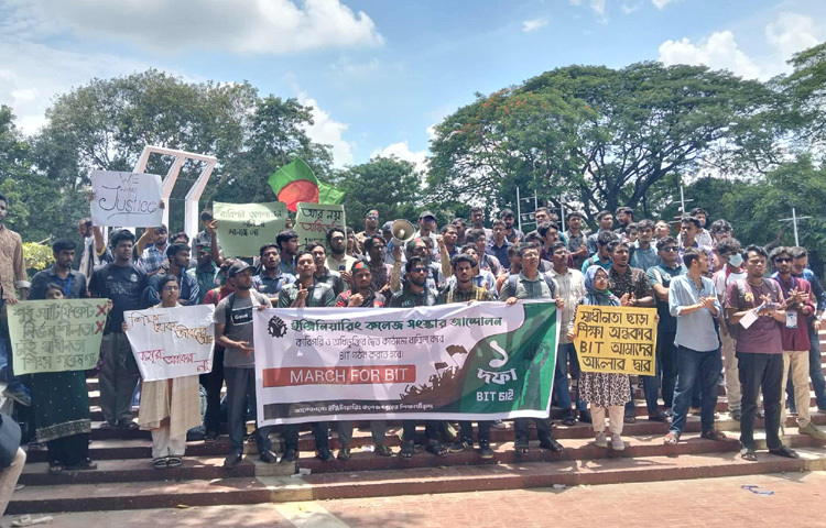 সরকারি ইঞ্জিনিয়ারিং কলেজগুলোকে ঢাবির অধিভুক্তি কাঠামো বাতিল করে বাংলাদেশ ইনস্টিটিউট অব টেকনোলজি (বিআইটি) গঠনের আদলে স্বতন্ত্রতা নিশ্চিতকরণের দাবিতে কেন্দ্রীয় শহীদ মিনারে অবস্থান নিয়েছে সরকারি ইঞ্জিনিয়ারিং কলেজের শিক্ষার্থীরা। ছবি: অভিজিৎ রায়