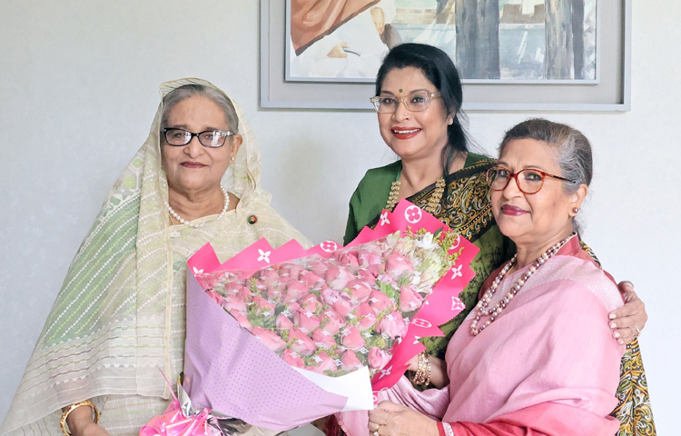 আজ গণভবনে ভারতের চতুর্থ সর্বোচ্চ বেসামরিক সম্মাননা পদ্মশ্রী পদকপ্রাপ্ত বাংলাদেশের বরেণ্য রবীন্দ্রসংগীত শিল্পী রেজওয়ানা চৌধুরী বন্যা প্রধানমন্ত্রী শেখ হাসিনার সঙ্গে সৌজন্য সাক্ষাৎ করেন। এ সময় প্রধানমন্ত্রীর সঙ্গে ছিলেন বঙ্গবন্ধুর কনিষ্ঠকন্যা শেখ রেহানা। ছবি: ইয়াসিন কবির জয়