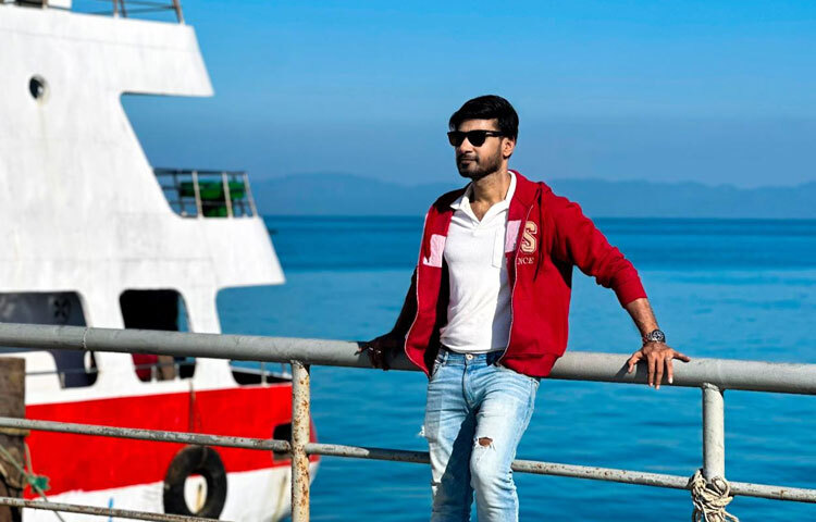 রাইফেলস পাবলিক স্কুল অ্যান্ড কলেজ থেকে মাধ্যমিক পাশ করেছেন অভিনেতা। উচ্চমাধ্যমিক পাশ করেছেন ঢাকা কলেজ থেকে।