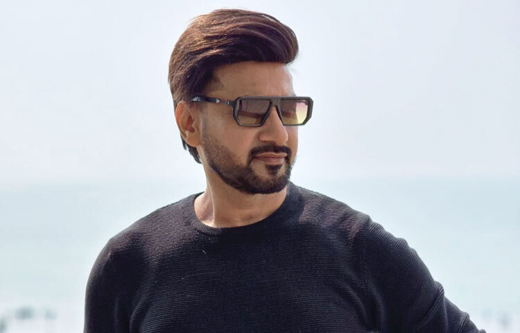 জাহাঙ্গীরনগর বিশ্ববিদ্যালয় থেকে ব্যবসায় প্রশাসন বিদ্যায় উচ্চশিক্ষা লাভ করলেন। এরপর ক্যারিয়ার হিসেবে বেছে নেন অভিনয়কে।