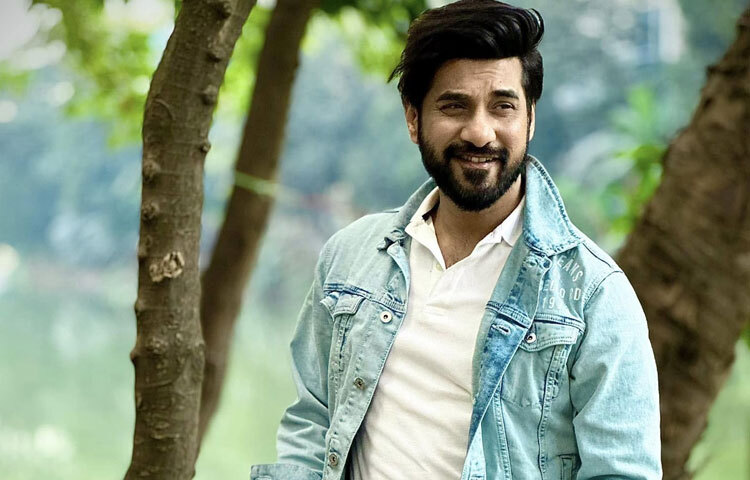 এছাড়া ওয়েব সিরিজ সাইলেন্স-এ চ্যালেঞ্জিং চরিত্রে অভিনয় করে বেশ পেয়েছেন প্রশংসা।