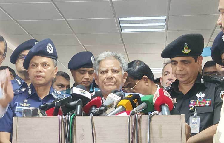 চাটুকারিতা করলে মিডিয়া বন্ধ করে দেওয়া হবে বলে জানিয়েছেন অন্তবর্তী সরকারের স্বরাষ্ট্র উপদেষ্টা ব্রিগেডিয়ার জেনারেল (অব.) এম সাখাওয়াত হোসেন। ছবি: তৌহিদুজ্জামান তন্ময়