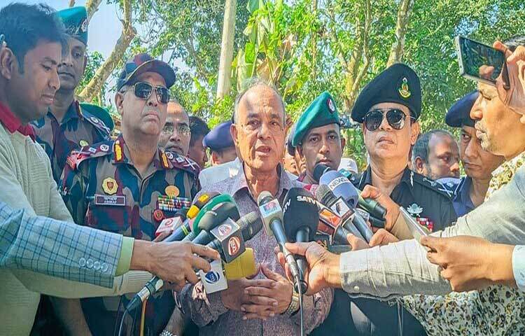 পার্শ্ববর্তী দেশ ভারতের মিডিয়া বাংলাদেশ নিয়ে ব্যাপক অপপ্রচার ও মিথ্যা প্রচারণা চালাচ্ছে বলে মন্তব্য করেছেন অন্তর্বর্তীকালীন সরকারের স্বরাষ্ট্র ও কৃষি মন্ত্রণালয়ের উপদেষ্টা অবসরপ্রাপ্ত লেফটেন্যান্ট জেনারেল জাহাঙ্গীর আলম। ছবি: জিতু কবীর