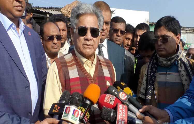 নৌপরিবহন এবং শ্রম ও কর্মসংস্থান মন্ত্রণালয়ের উপদেষ্টা ব্রিগেডিয়ার জেনারেল (অব.) ড. এম সাখাওয়াত হোসেন বলেছেন, ঘাটে যাত্রীদের কাছ থেকে অতিরিক্ত টাকা আদায়ের অভিযোগ সত্য হলে ইজারাদারের বিরুদ্ধে ব্যবস্থা নেওয়া হবে। বাতিল হবে ইজারাদার (ইজারা বাতিল)। ছবি: জুয়েল সাহা বিকাশ