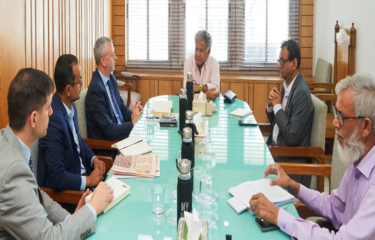 নৌপরিবহন এবং শ্রম ও কর্মসংস্থান উপদেষ্টা ব্রিগেডিয়ার জেনারেল (অব.) ড. এম সাখাওয়াত হোসেনের সঙ্গে ঢাকায় মন্ত্রণালয়ের সভাকক্ষে সাক্ষাৎ করেন বাংলাদেশে ইউরোপিয়ান ইউনিয়নের অ্যাম্বাসেডর মাইকেল মিলার। ছবি: পিআইডি