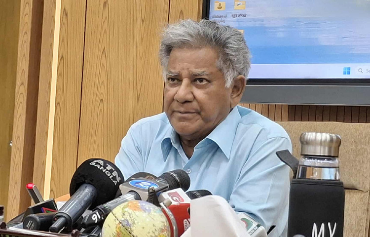 চট্টগ্রাম বন্দরের নিউমুরিং টার্মিনাল পরিচালনায় সাইফ পাওয়ারটেকের চুক্তির মেয়াদ শেষ হচ্ছে। আগামী ৬ মাস বন্দর পরিচালনার দায়িত্ব পাচ্ছে বাংলাদেশ নৌবাহিনী। তবে দীর্ঘমেয়াদে দুবাইভিত্তিক বহুজাতিক প্রতিষ্ঠান ডিপি ওয়ার্ল্ডকে বন্দর পরিচালনার দায়িত্ব দেওয়ার বিষয়টি বিবেচনাধীন আছে বলে জানিয়েছেন নৌপরিবহন মন্ত্রণালয়ের উপদেষ্টা ব্রিগেডিয়ার জেনারেল (অব.) এম সাখাওয়াত হোসেন। ছবি: মাসুদ রানা