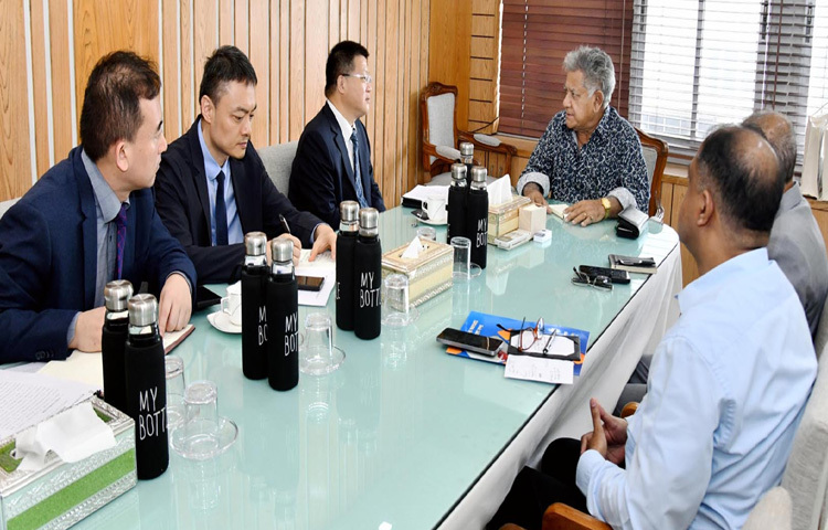নৌপরিবহন উপদেষ্টা ব্রিগেডিয়ার জেনারেল (অব.) ড. এম সাখাওয়াত হোসেনের সঙ্গে মন্ত্রণালয়ে তার অফিসকক্ষে সাক্ষাৎ করেন বাংলাদেশে চীনের রাষ্ট্রদূত ইয়াও ওয়েন। ছবি: পিআইডি