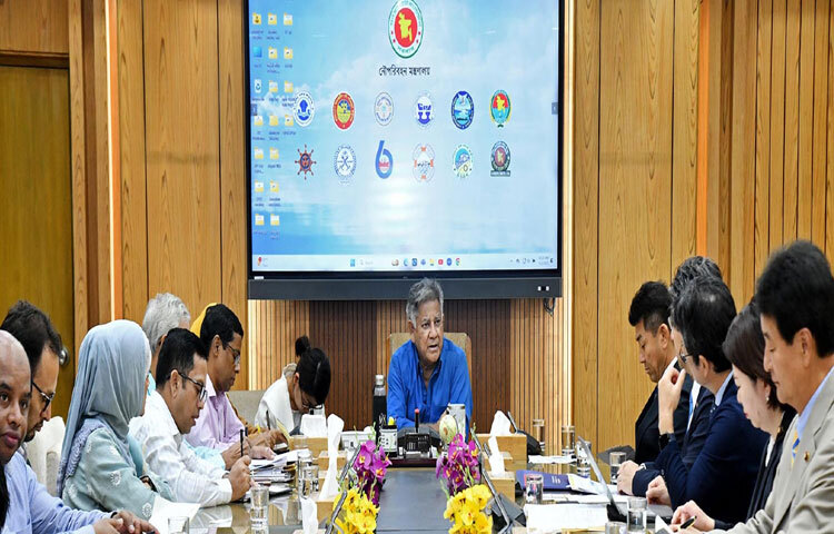 নৌপরিবহন উপদেষ্টা ব্রিগেডিয়ার জেনারেল (অব.) ড. এম সাখাওয়াত হোসেনের সঙ্গে সাক্ষাৎ করেন মন্ত্রণালয়ের সভাকক্ষে জাপানের নয়জন সংসদ সদস্য। ছবি: পিআইডি